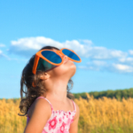 Solens strålar kan orsaka ögonsjukdomar – därför bör du använda solglasögon